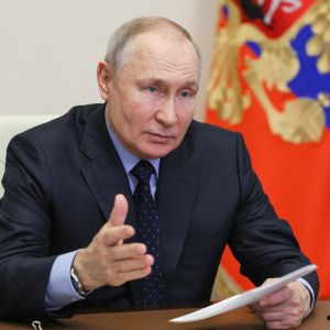 Владимир Путин поручил рассмотреть корректировку стратегии развития фармпромышленности в РФ