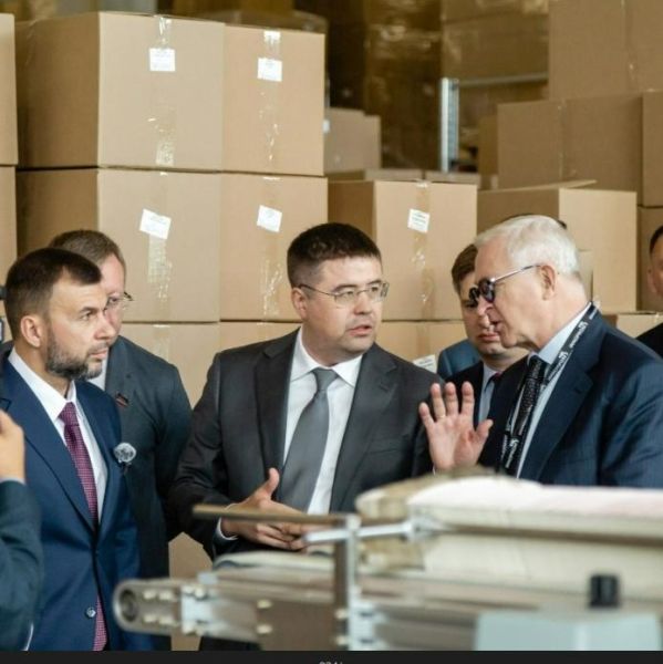 Президент РСПП Александр Шохин и глава ДНР Денис Пушилин ознакомились с производством экологичной упаковки в рамках Иннопрома