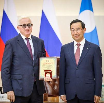 На заседании Коорсовета РСПП в ДФО Глава Республики Саха вручил награды представителям РСПП